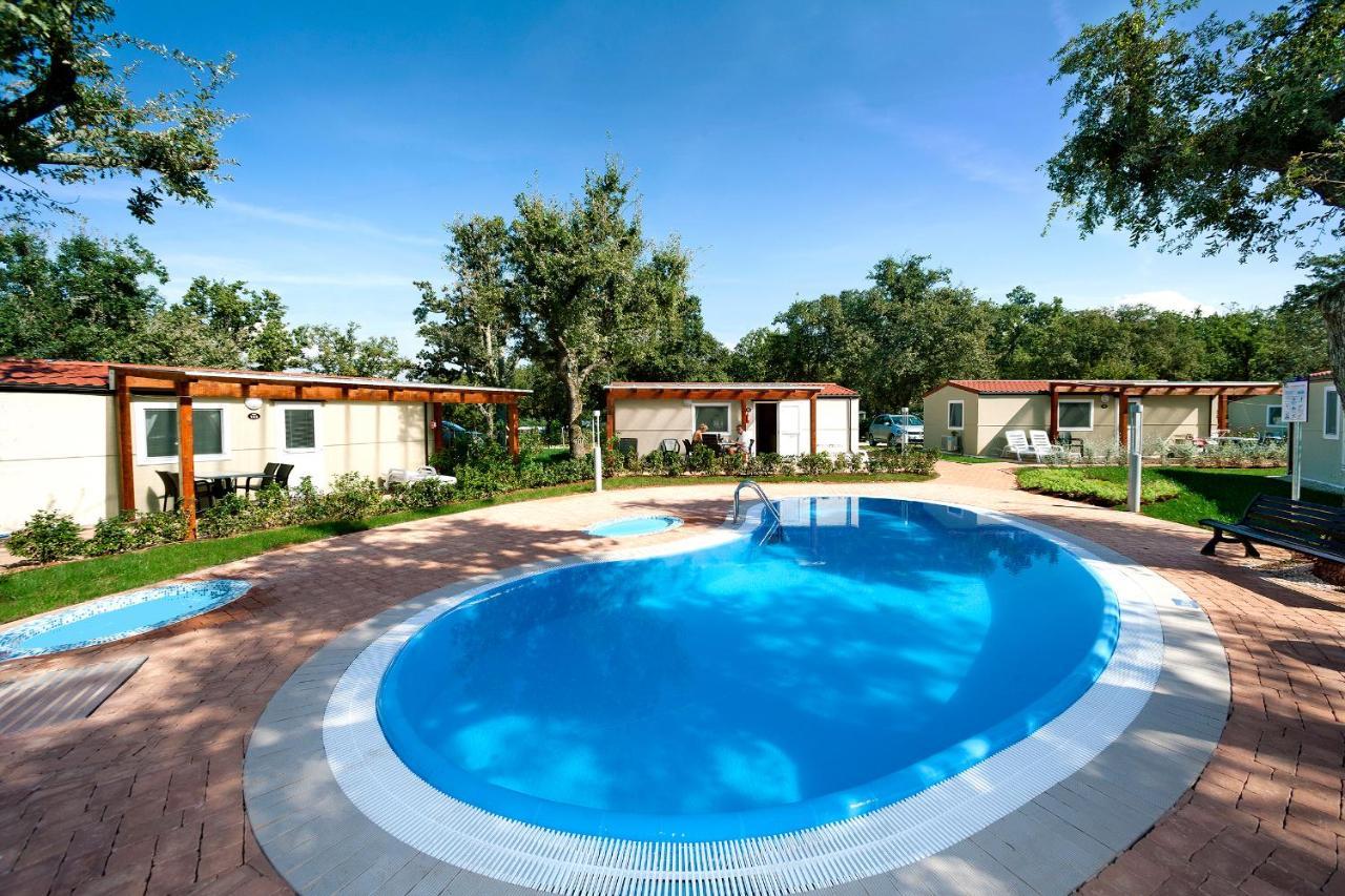 Camping Ulika Mobile Homes - Naturist Červar-Porat Buitenkant foto